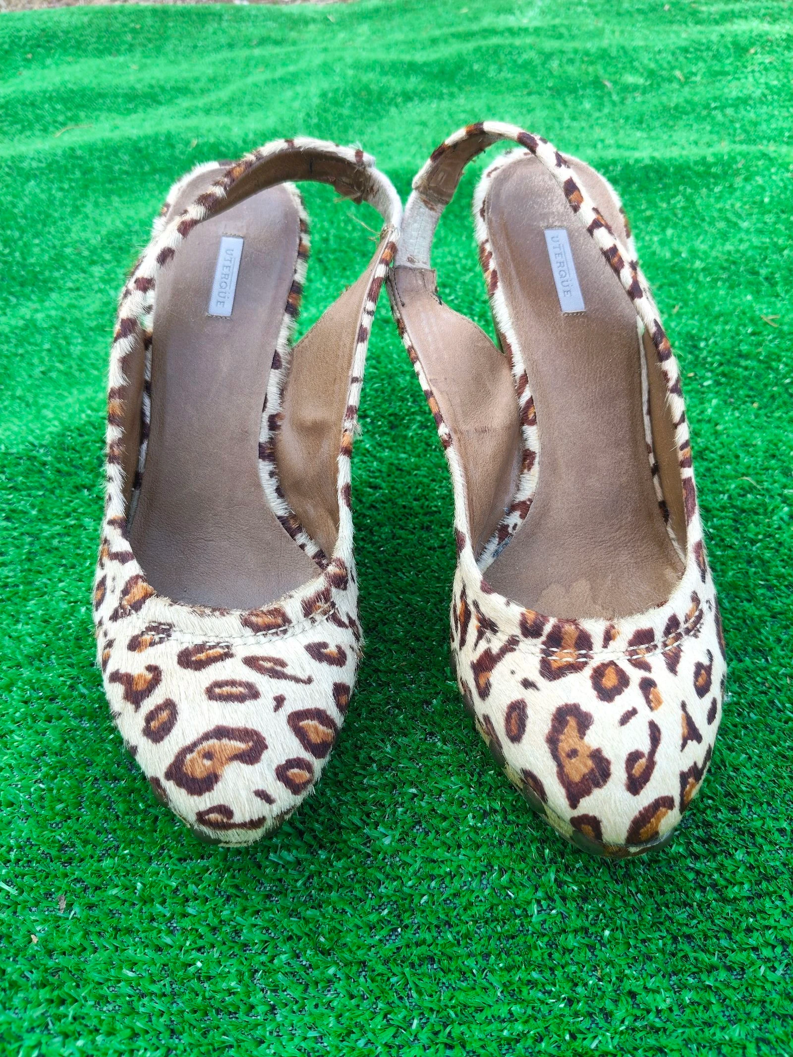Uterque-Zapatos tipo zuecos con plataforma y tacón madera tachuelas y tacón 10 cm